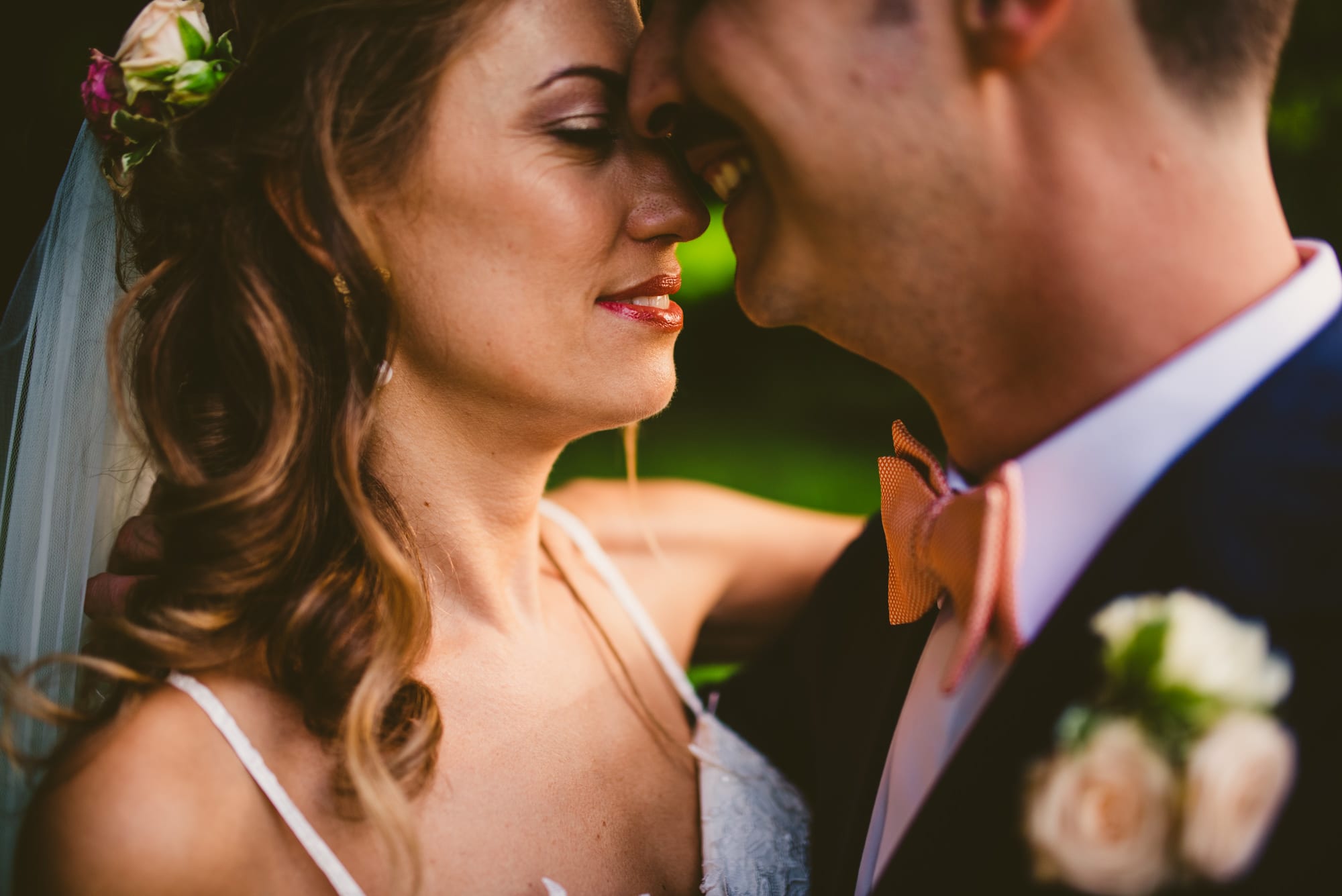 Ritratto intimo degli sposi durante il loro matrimonio a Villa Bossi Varese. Uno scatto elegante e romantico realizzato da un fotografo matrimonio Varese.