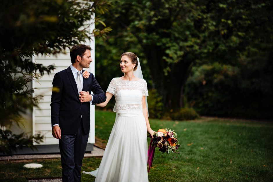 Fotografo matrimonio Villa Panza: coppia di sposi che passeggia nel parco di Villa Panza
