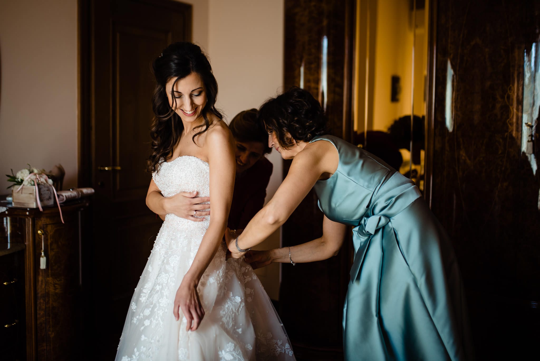 Paolo Lamperti Fotografo Elegante Matrimonio Tenuta La Quassa preparazione sposa abito