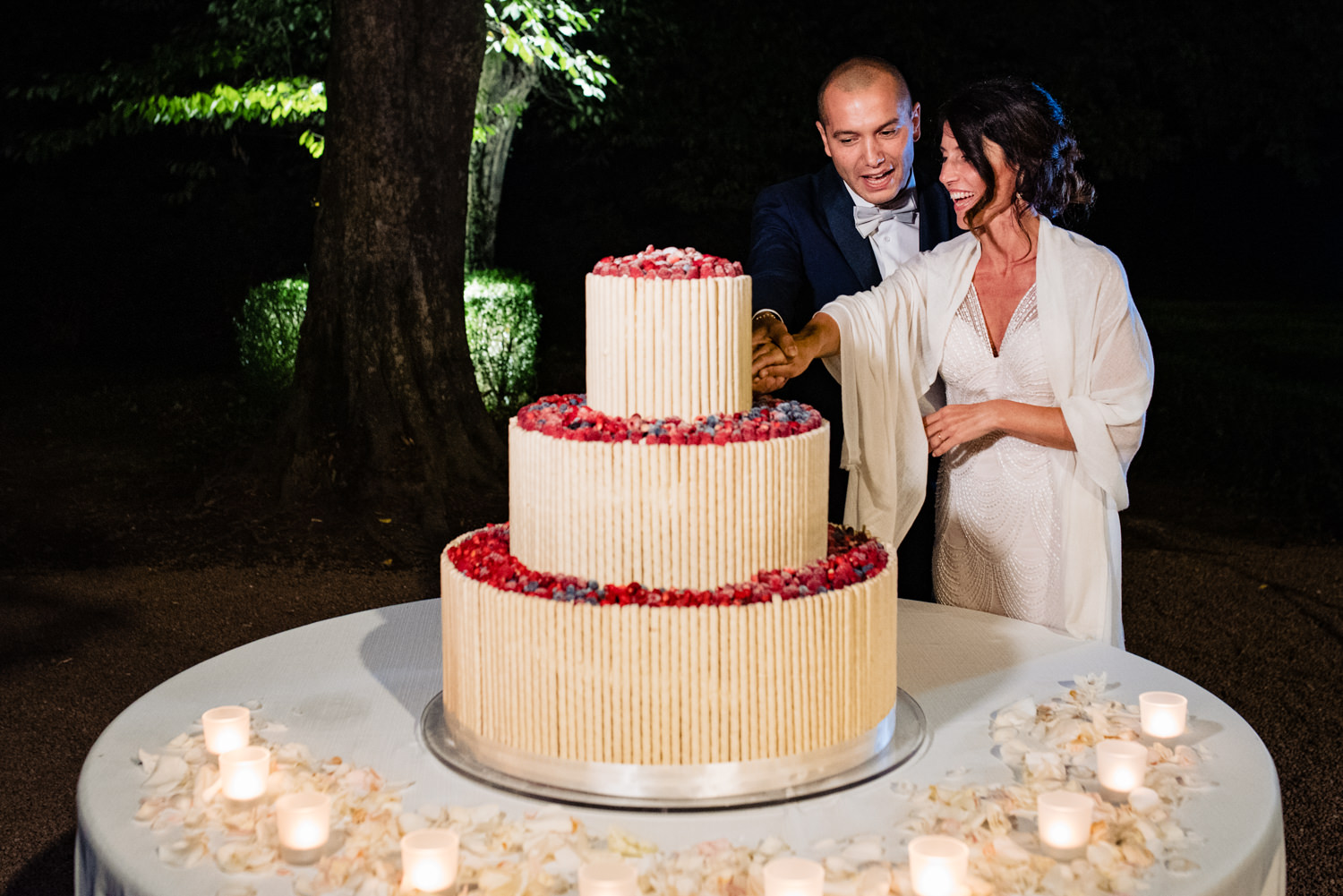 Taglio torta Fotografo matrimonio Villa Giannone Santuario di Saronno elegante spontaneo reportage moderno varese lamperti