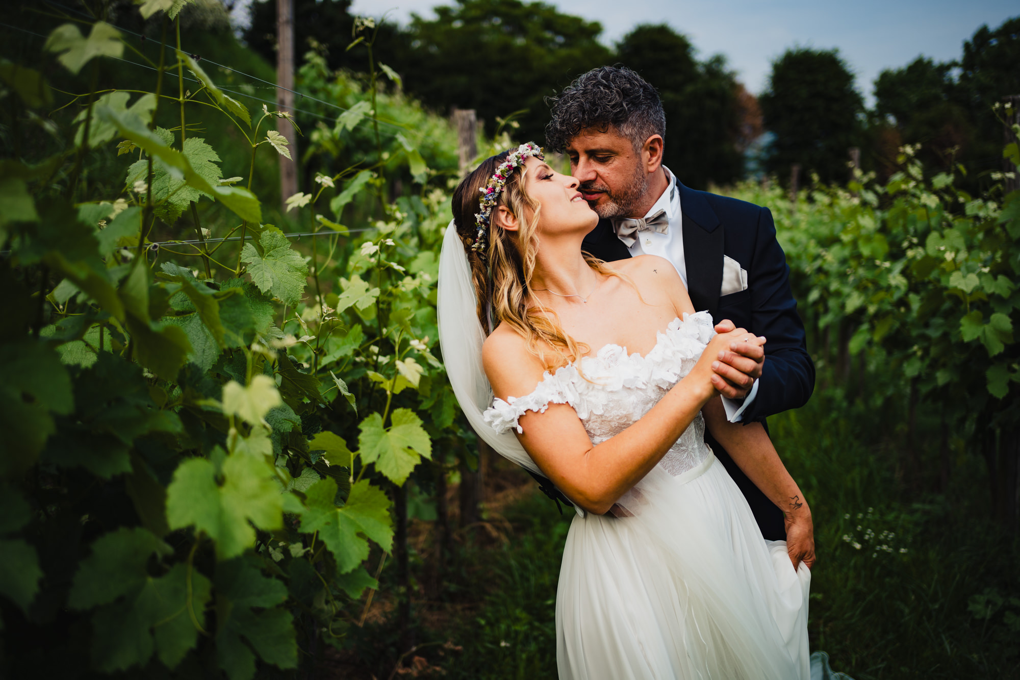 Lo sposo inclina dolcemente la sposa in un casquet romantico e la bacia, un classico gesto d’amore. Fotografo matrimonio Varese Villa Calchi.
