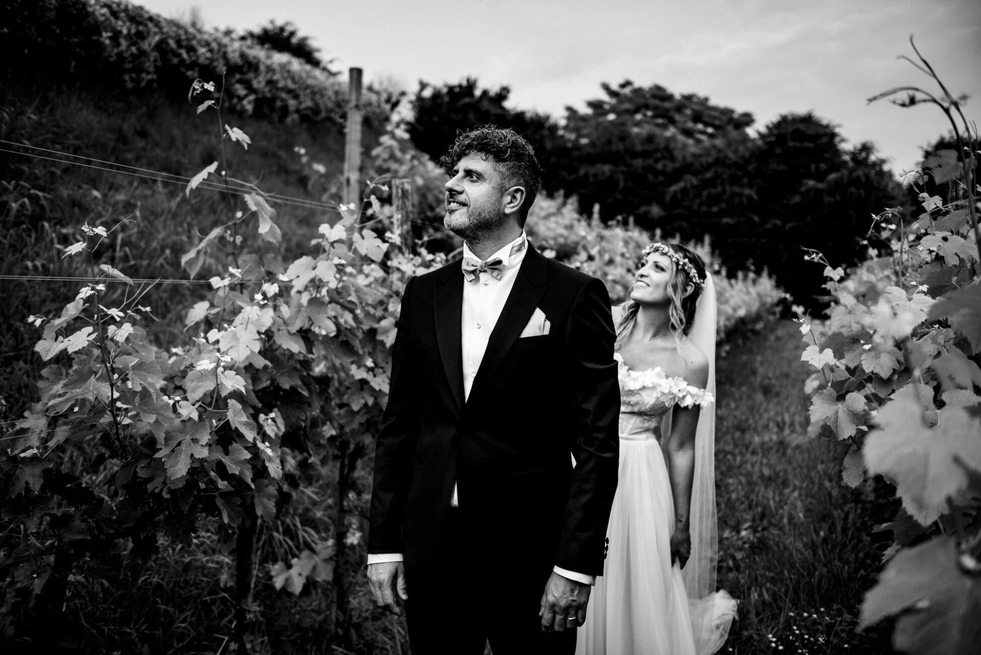 Ritratto emozionante degli sposi in bianco e nero, un classico intramontabile del reportage matrimoniale. Fotografo matrimonio Varese Villa Calchi.