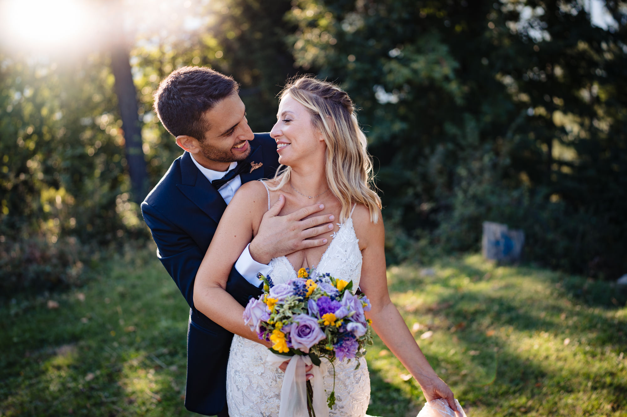 Sposi sorridenti nel giorno del loro matrimonio alla Tenuta La Madonnina di Barni.