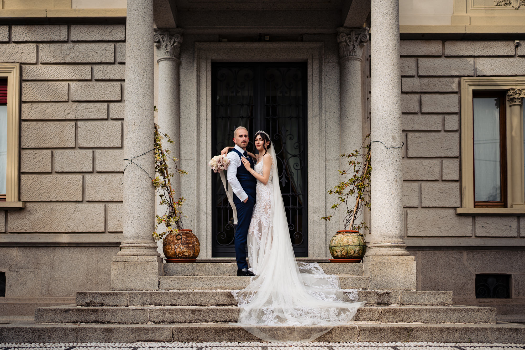Valentina e Oscar posano insieme nei giardini di Villa Saporiti