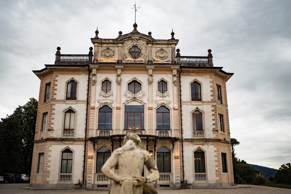 Vista esterna di Villa Borghi, location per matrimoni – Fotografo matrimonio Varese Villa Borghi. Ritratto ampio degli sposi nel giardino giapponese - fotografo matrimonio villa paradeisos, tra le Migliori Location Matrimonio Varese.