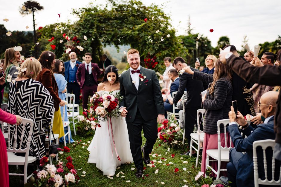 Gli sposi escono con il lancio dei petali a Villa Borghi – Fotografo matrimonio Villa Borghi.