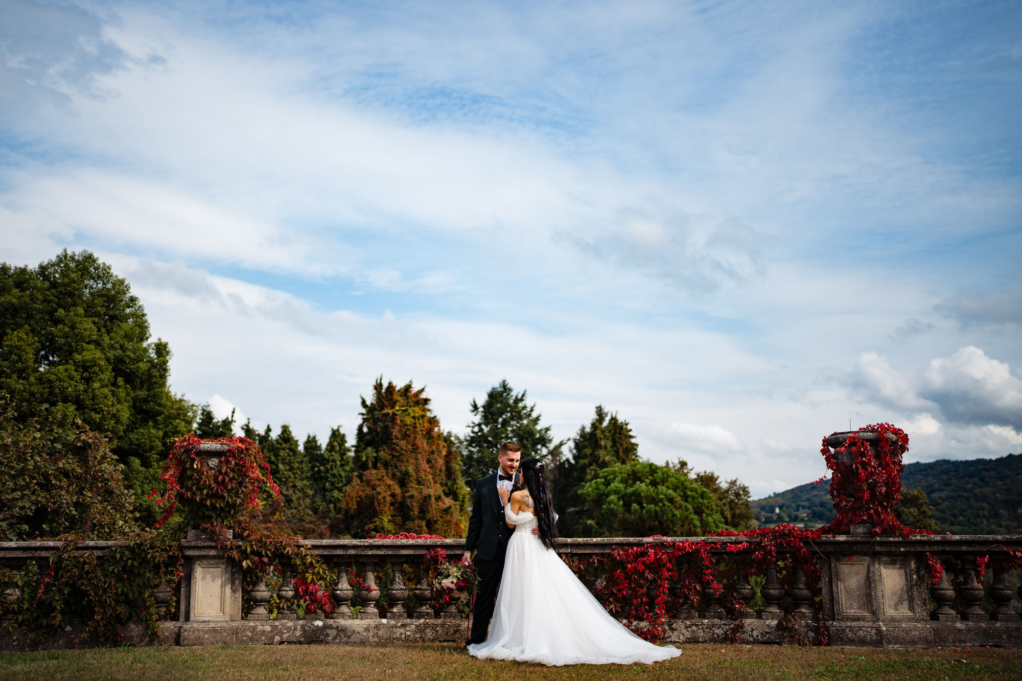 Scatto panoramico degli sposi in una scena romantica – Fotografo matrimonio Varese Villa BorghiRitratto ampio degli sposi nel giardino giapponese - fotografo matrimonio villa paradeisos, tra le Migliori Location Matrimonio Varese.
