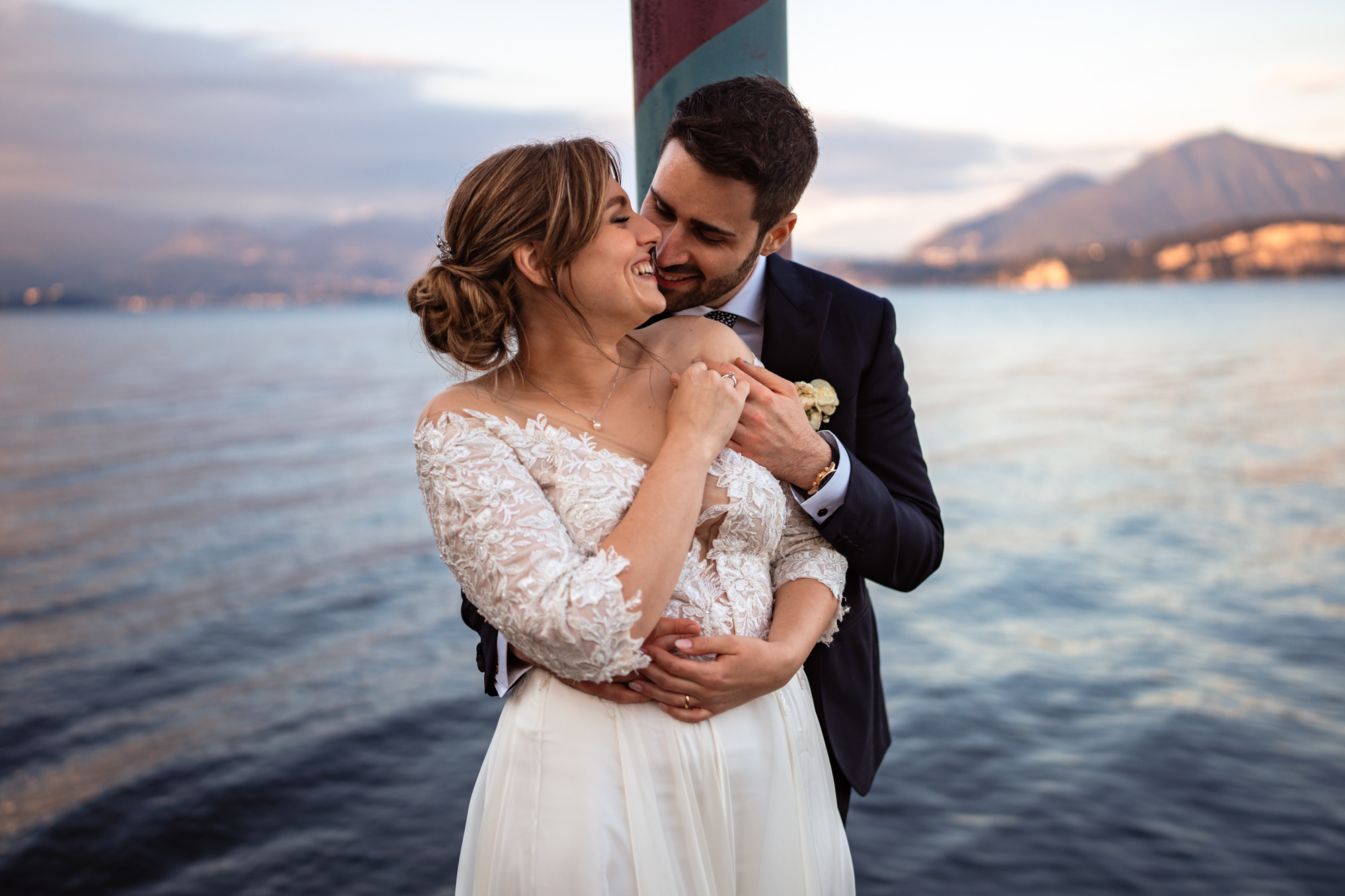 Sposi sorridenti sul pontile, fotografo matrimonio Varese Villa Claudia