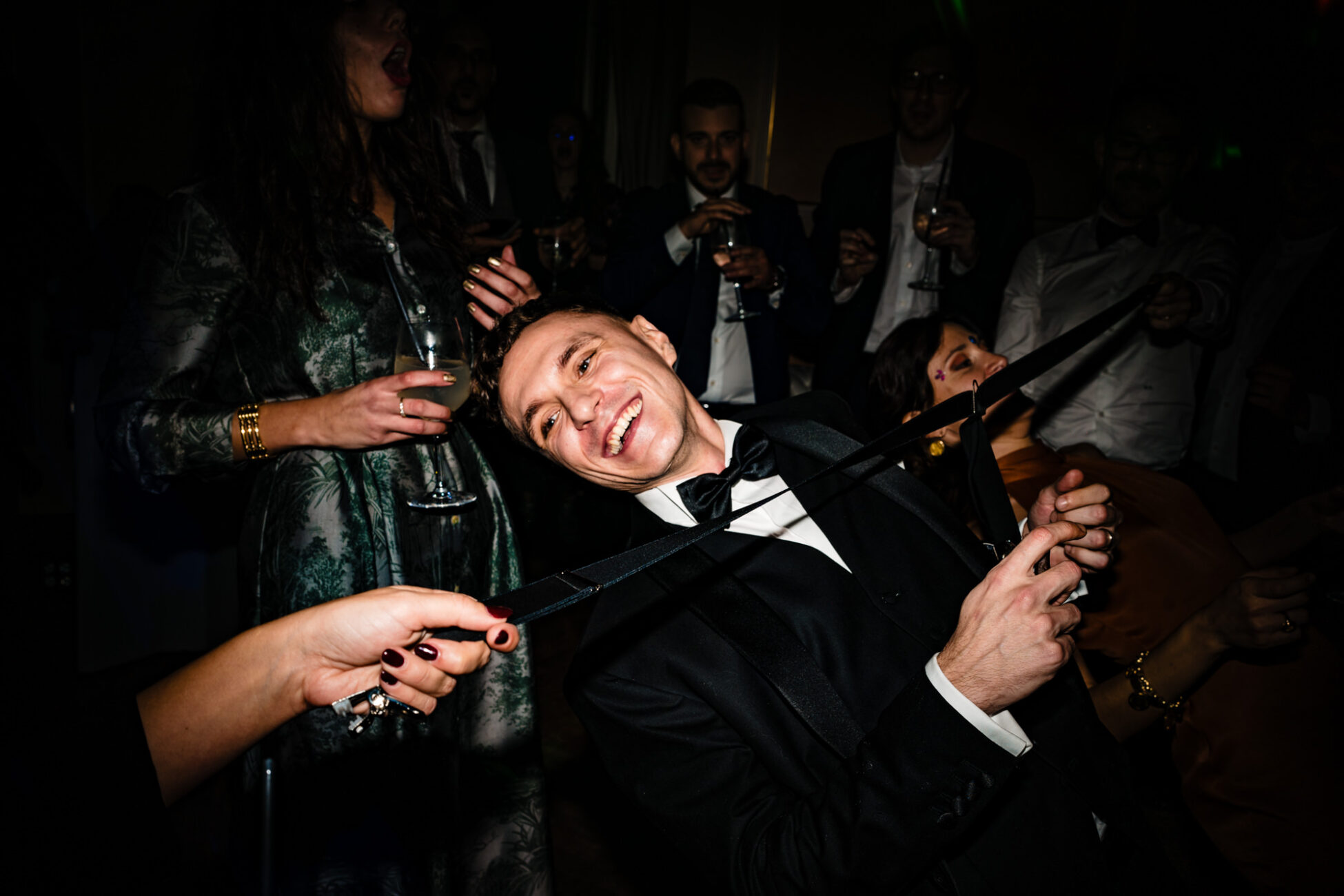 Invitati festeggiano sui balli di matrimonio a Villa Malliana da Paolo Lamperti