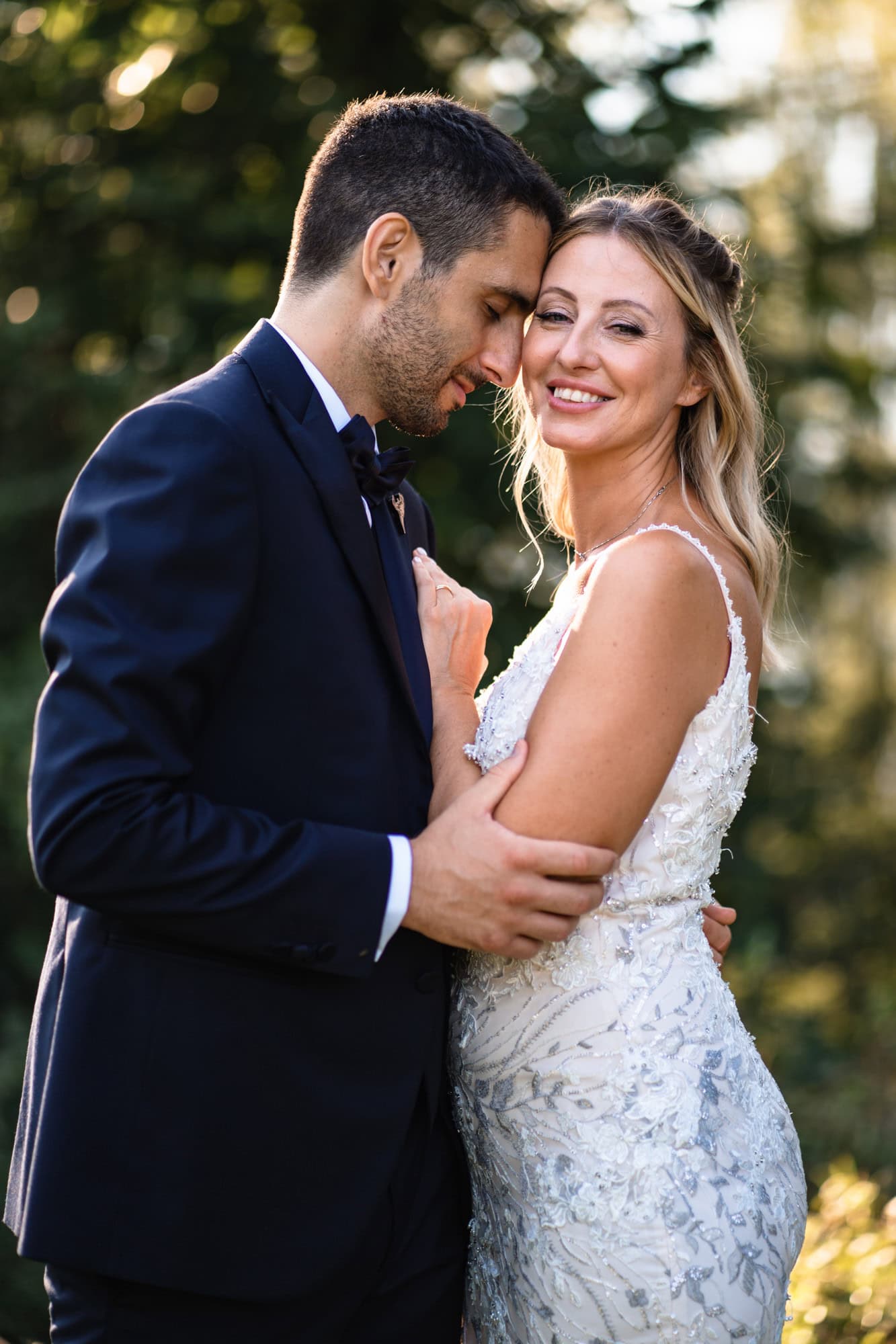 La sposa sorride spontaneamente al fotografo durante il matrimonio alla Tenuta La Madonnina.