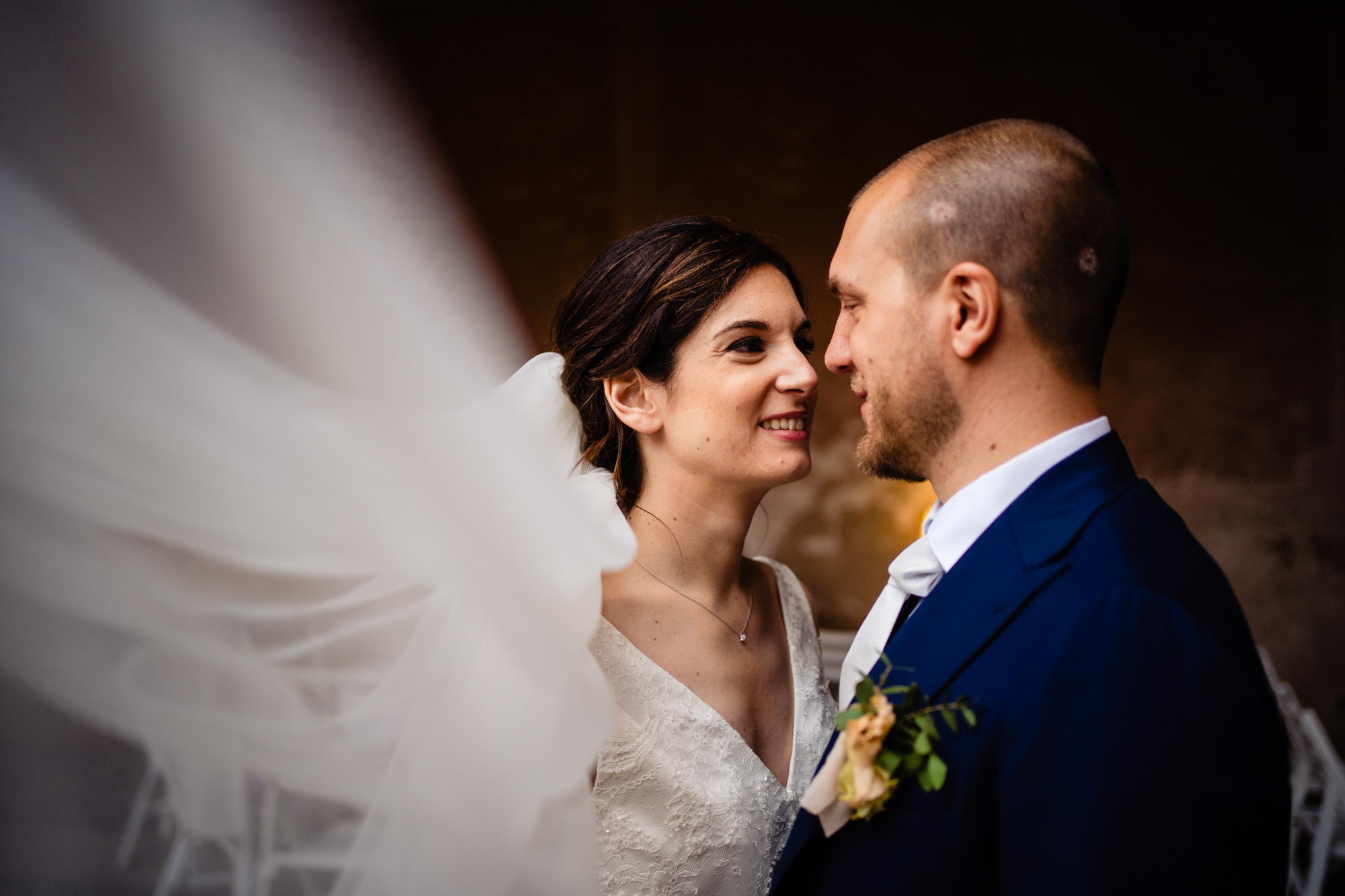 Romantico ritratto degli sposi con il velo della sposa a Villa Morotti