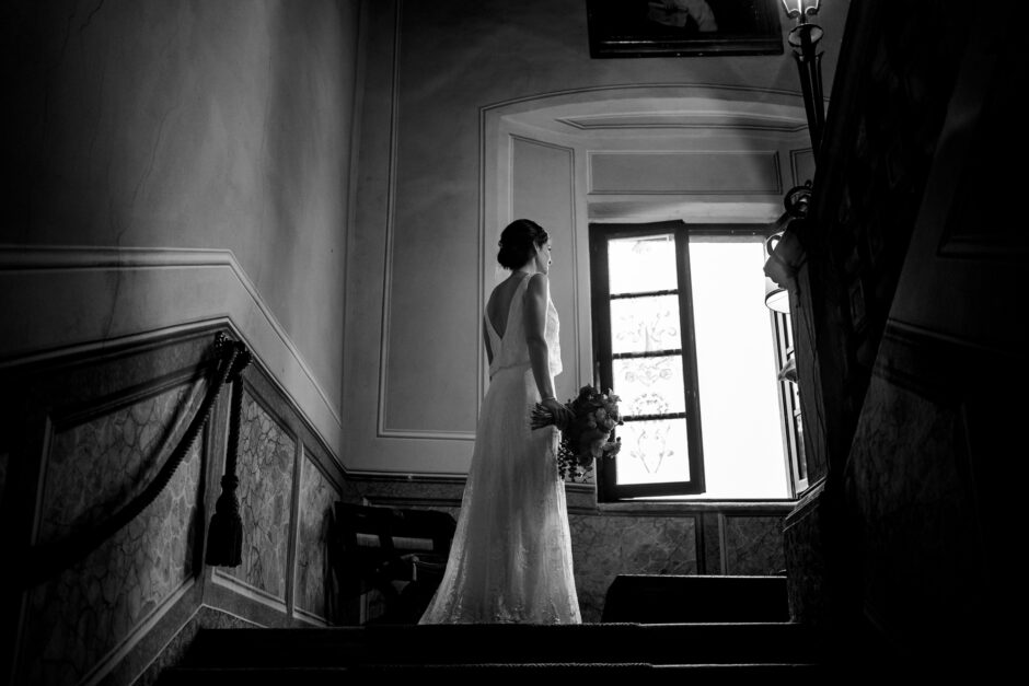La sposa in bianco e nero sulla scalinata interna di Villa Morotti