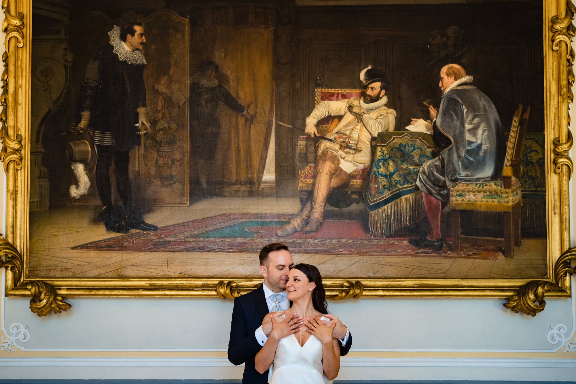 Ritratto elegante degli sposi negli interni storici di Villa Ponti