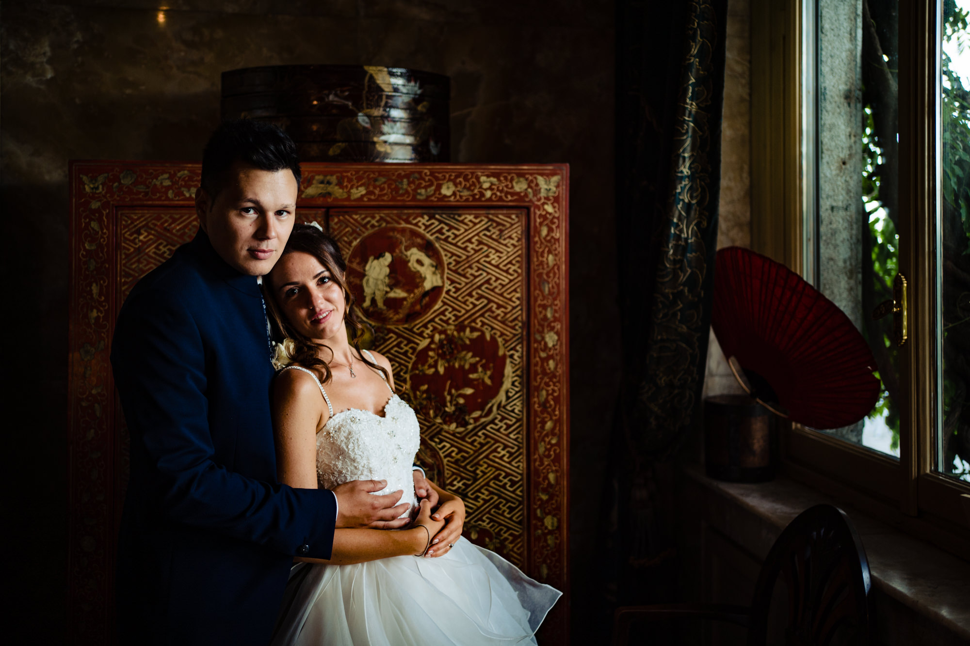 Elegante ritratto degli sposi con luce naturale da finestra fotografo matrimonio villa paradeisos