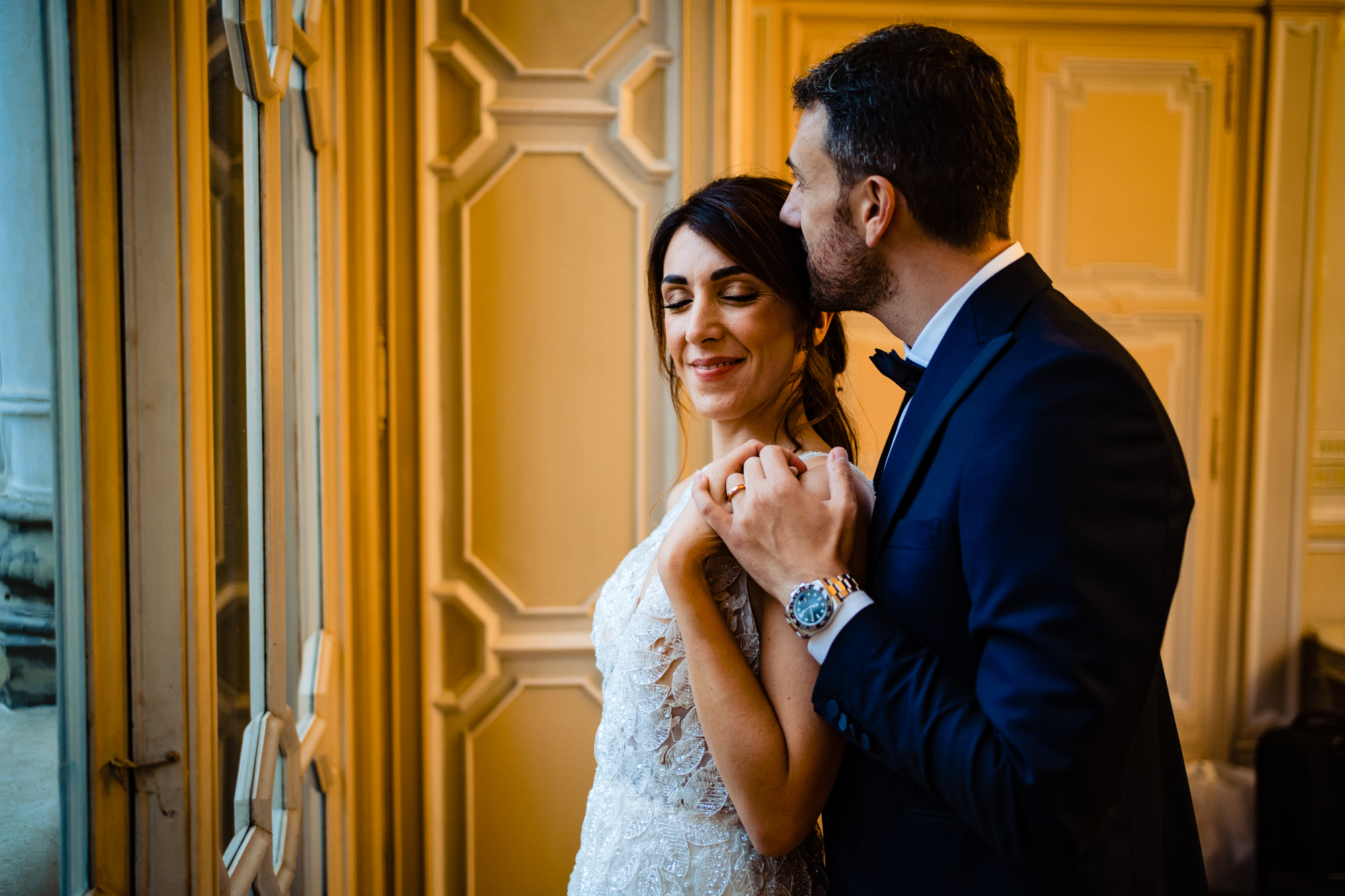 Ritratto elegante degli sposi con luce naturale in villa - fotografo matrimonio Villa Ponti, tra le Migliori Location Matrimonio Varese.