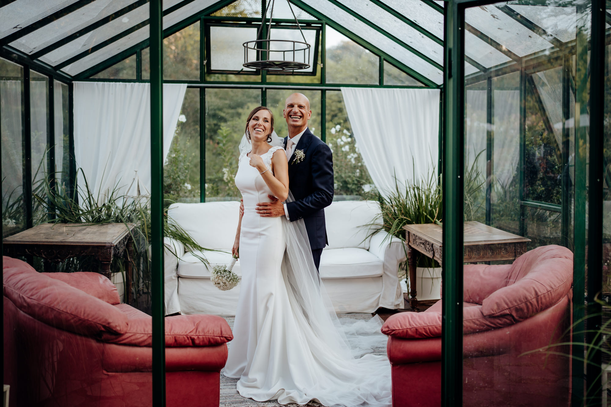 ritratto spontaneo sposi sorridenti al Jardin a Vivre